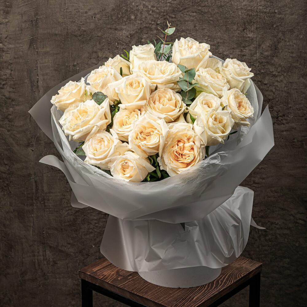 Чайные пионовидные розы с эвкалиптом Чайные пионовидные розы с эвкалиптом